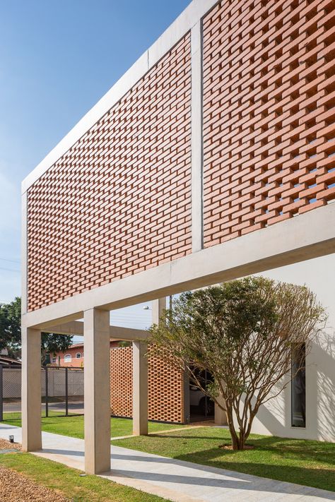 Casa Grid features brick screens set into concrete frames Modern Tropical House, School Building Design, Modernist Architects, Construction Contractors, Exposed Concrete, Brick Walls, Modern Tropical, Courtyard House, Big Houses