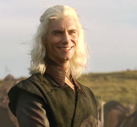 Viserys feelin' on top of the world.... Harry Lloyd, Viserys Targaryen, Game Of Thrones Episodes, The Winds Of Winter, Malfoy Family, The Iron Throne, A Clash Of Kings, Seven Kingdoms, King Robert