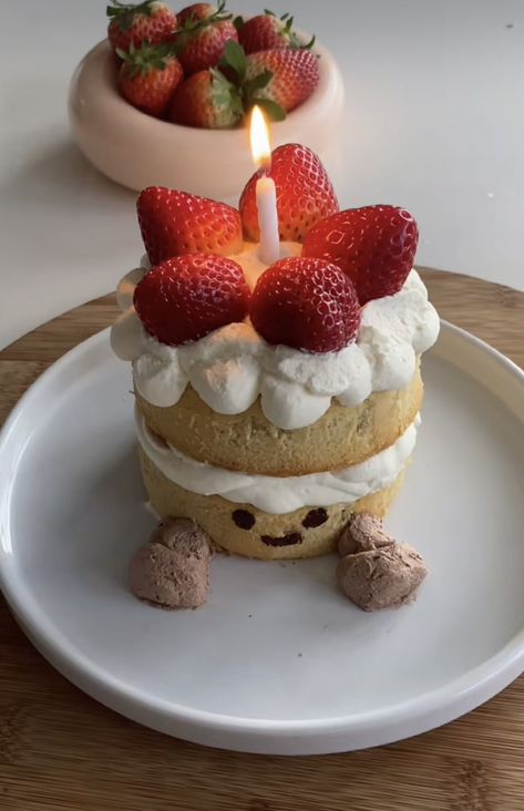 screenshot taken from catiepeihe from tiktok Fun Treat Ideas, Desserts To Make For Friends, Jelly Cat Birthday Cake Real, Tiny Cakes Aesthetic, Jellycat Cake Recipe, Things To Bake Aesthetic, Cake To Make With Friends, Cute Baked Goods Aesthetic, Cute Cakes To Make