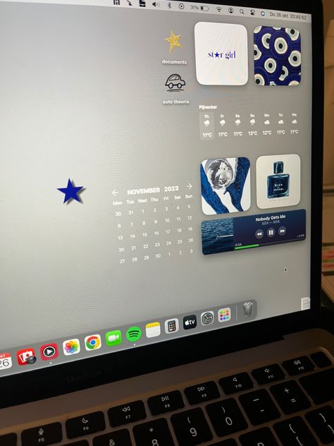 #blue #macbook #widget #aesthetic Organisation, Macbook Design Ideas, Mac Homescreen Ideas, Computer Homescreen Aesthetic, Macbook Ideas Wallpaper, Macbook Air Homescreen Layout, Macbook Aesthetic Layout, Mac Layout Aesthetic, Aesthetic Mac Setup