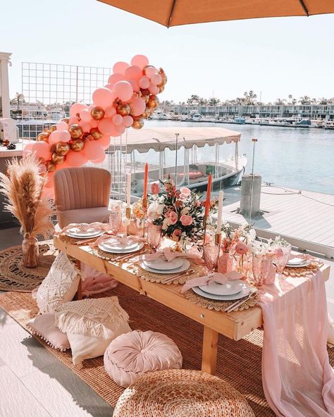 WedWorld Magazine on Instagram: “| Absolutely beautiful ✨💗 Styling+ Floral @prettysweetdeets _______________________ Follow @wedworldmagazine to get featured! 💗…” Photography Background Diy, Garden Party Bridal Shower, Chic Birthday Party, Luxury Picnic, Brunch Decor, Chic Bridal Showers, Background Diy, Table Runners Wedding, Outdoor Holiday Decor