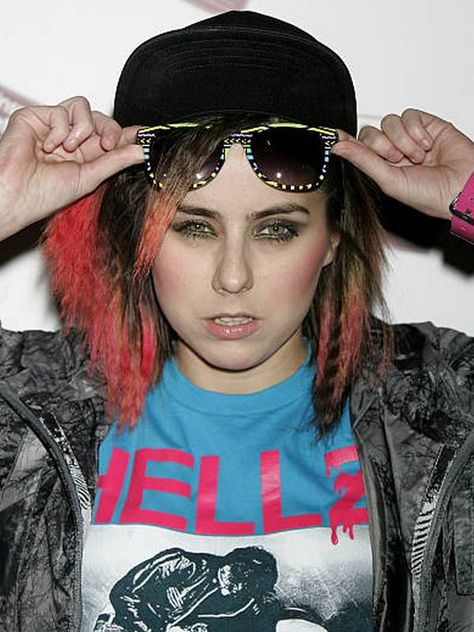 HAPPY 33rd BIRTHDAY to LADY SOVEREIGN!!    12 / 19 / 2018   Born Louise Harman, English rapper and singer, best known for the songs "9 to 5" and "Love Me or Hate Me". Lady Sovereign, Happy 33rd Birthday, British Rappers, 33rd Birthday, Cher Lloyd, Bleach Blonde, 9 To 5, Main Page, Famous Faces