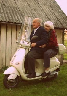 Love that look on her face. Cute Old Couples, Grow Old With Me, Elderly Couples, Growing Old Together, Old Couples, Happy Together, Old Love, Young At Heart, Photo Couple