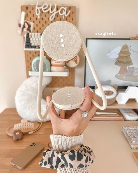 feya ⋆⁺ 🤎 on Instagram: "Happy Sunday! Love my @staycourant MagSafe:2 wireless charger 🤍📱 It’s beautifully crafted & makes charging your MagSafe compatible tech easy! Color: natural 📱 linked in my bio and stories! 🤍 #staycourant #gifted" Wireless Charger Aesthetic, Magsafe Charger Stand, Magsafe Stand, Nintendo Switch Aesthetic, Switch Aesthetic, Magsafe Charger, Desk Essentials, Charger Stand, Phone Charger