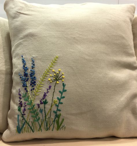 Meadow Embroidery, Floral Embroidery Designs, Hand Embroidered Pillow, Bordados Tambour, Cushion Embroidery, Clothes Embroidery Diy, Hand Embroidered Pillows, Pillow Embroidery, Flower Meadow