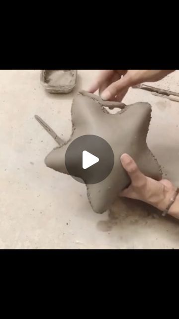 Ceramic Star Decoration, Ceramic Pillow Sculpture, Small Sculpture Ideas Clay, Air Clay Sculpture, Slab Clay Ideas, Things To Do With Clay Easy, Easy Clay Ideas For Beginners, Easy Clay Sculptures For Beginners, Star Making Ideas