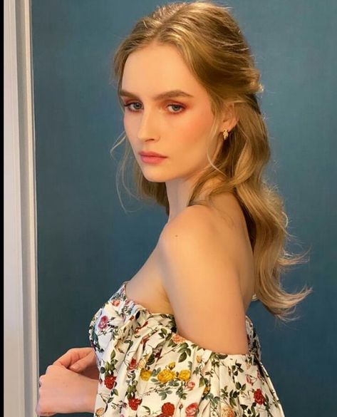 Will Harrison, Austin And Olivia, Natalie Bennett, 70s Beauty, Bangs Blonde Hair, Resident Evil Movie, Olivia Dejonge, Perfect Nose, Isnt She Lovely