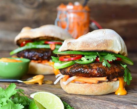 Banh Mi Inspired Pork Burgers Recipe | Ontario Pork Bahn Mi Pork, Bahn Mi Burger, Banh Mi Pork, Bahn Mi Sandwich, Pork Burgers Recipes, Pork Patties, Bread Photography, Lemon Pepper Sauce, Recipes Sandwiches