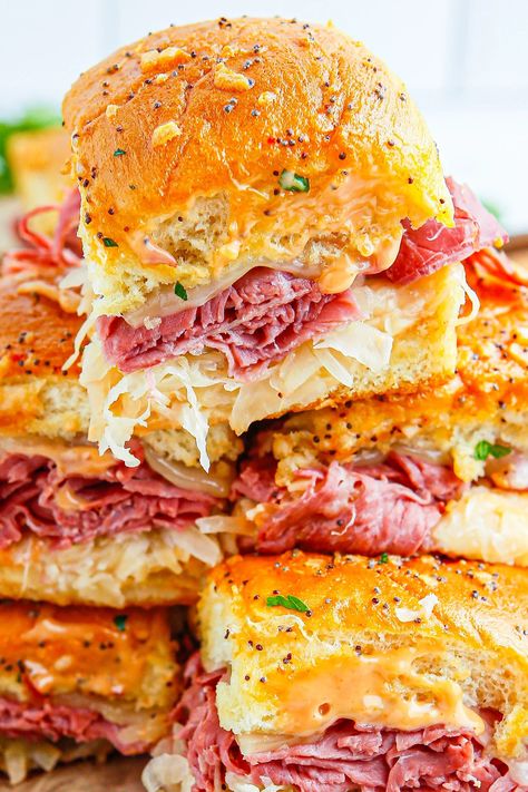 Reuben Sliders, Hawaiian Roll Sandwiches, Corned Beef Reuben, Sliders Recipes Hawaiian Rolls, Baked Sandwiches, Slider Sandwiches, Beef Sliders, Thousand Island, Thousand Island Dressing