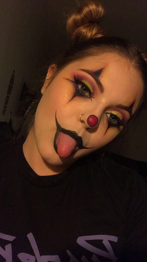 Scary clown makeup Scary Hot Clown Costume, Clown Face Paint For Women, Halloween Face Makeup Clown, Halloween Makeup Inspo Clown, Scary But Easy Halloween Makeup, Cute Clown Halloween Costumes For Women, Easy Clown Makeup For Men, Twisted Clown Makeup, Diy Clown Makeup Women