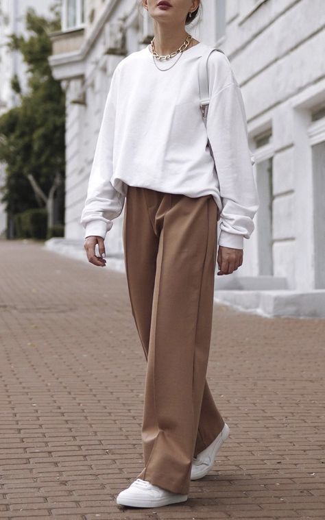 Beige Trousers Street Style, Wide Leg Trouser Street Style, Trainers With Trousers, Hoodie Trousers Outfit, Baggy Trousers Outfit Women, Trousers With Sweatshirt, Crewneck And Trousers Outfit, White Trousers Outfit Korean, Trouser And Sweatshirt Outfit