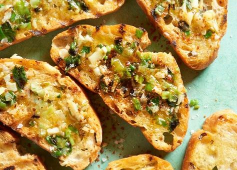 9 Great Grilled Breads That Complete the Cookout Grilled Bread Recipes, Bread Photo, Grilled Garlic, Bread Ideas, Grilled Bread, Cheesy Garlic Bread, Cinnamon Toast, Types Of Bread, Garlic Bread