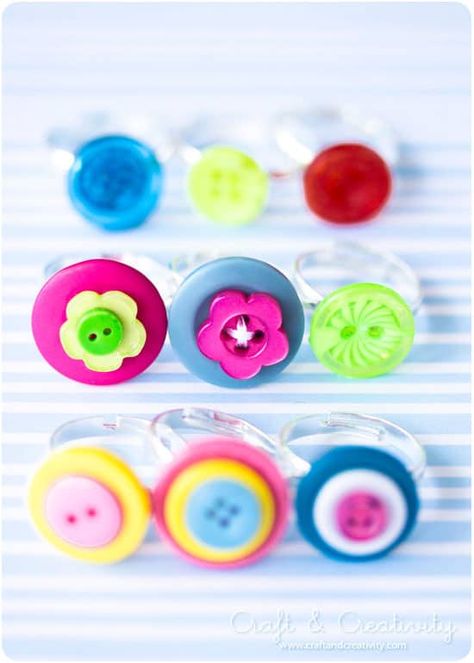 10 PRETTY DIY JEWELRY KIDS CAN MAKE Kids Jewelry Diy, Lego Jewelry, Vintage Jewelry Diy, Jewelry Kids, Diy Jewellery Designs, Diy Buttons, Button Rings, Ring Crafts, Button Crafts