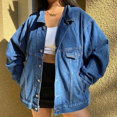 Vintage Oversized Jean Jacket, Outfits With Oversized Denim Jacket, Jean Jackets Women, Large Denim Jacket, Boxy Denim Jacket Outfit, Denim Jacket Outfit Women Summer, Style With Jean Coat, Aesthetic Jean Jacket Outfits, Large Denim Jacket Outfit