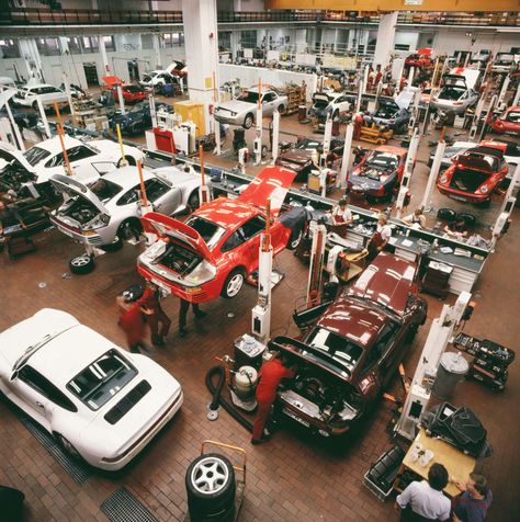 Sci Fi Workshop, Auto Shop Ideas, Porsche Factory, Porsche 959, Car Factory, Car Workshop, Auto Shop, Porsche Motorsport, Amazing Man