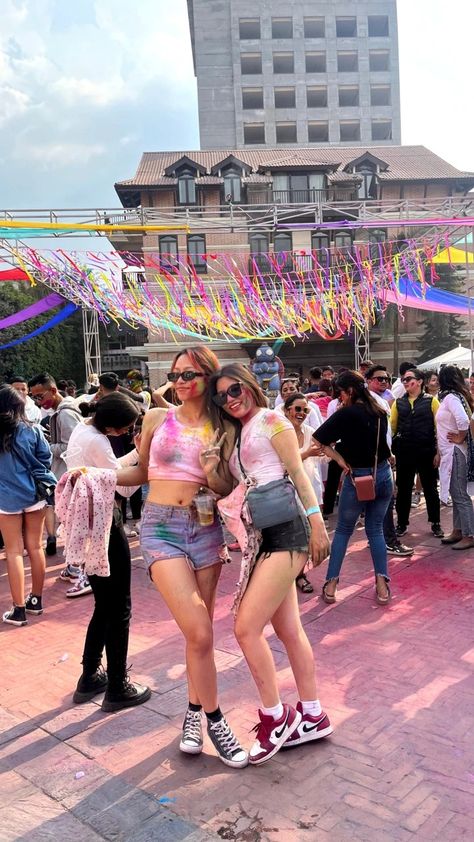 Festival of colours Holi Outfits Women Aesthetic, Aesthetic Holi Outfits, Holi Aesthetic Photos, Holi Aesthetic Outfits, Holi Pic Ideas, Outfits For Holi, Holi Pics Photo Ideas, Festive Photo Ideas, Holi Pose Ideas