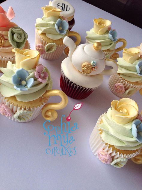 High Tea Cupcakes, deze zijn echt mooi gemaakt. Crazy Cupcakes, Tea Cup Cupcakes, Tea Party Cupcakes, Tea Cup Cake, Party Cupcakes, Cupcakes Decorados, High Tea Party, Cupcake Designs, Tea Party Birthday