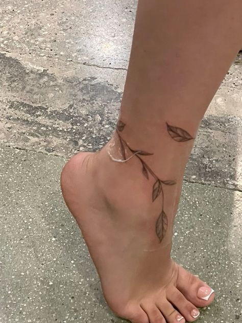 If you're looking for some inspiration for your next tattoo, or just want to see some of the most creative and well-done pieces out there, the subreddits r/tattoo and r/tattoos are the perfect places to start. Carcase Iphone, Tato Minimal, Small Pretty Tattoos, Petite Tattoos, Tattoos For Black Skin, Dope Tattoos For Women, Cute Tattoos For Women, Classy Tattoos, Discreet Tattoos