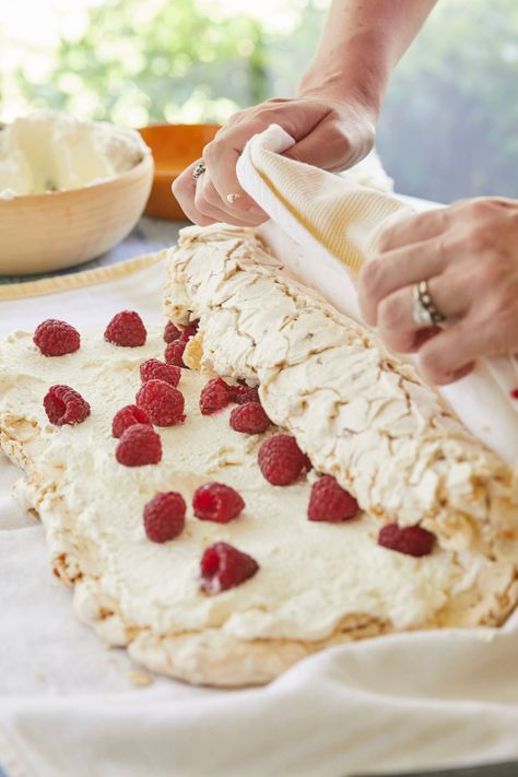 Dessert Roll Ups, Pavlova Recipes, Raspberry Roulade, Roulade Recipe, Bigger Bolder Baking, Cake Roll Recipes, Pavlova Recipe, Swiss Roll, Cake Roll