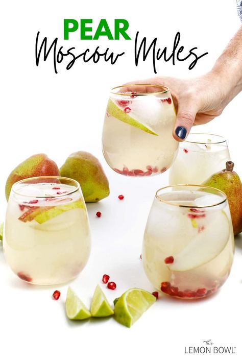 Perfect for the holiday season, these Pear Moscow Mules are bright, refreshing, and bursting with fresh pear flavor! Pear Cocktails, Peach Muffins, Moscow Mules, Moscow Mule Recipe, Mule Cocktail, Lemon Bowl, Mule Recipe, Refreshing Drinks Recipes, Chili Recipe Easy