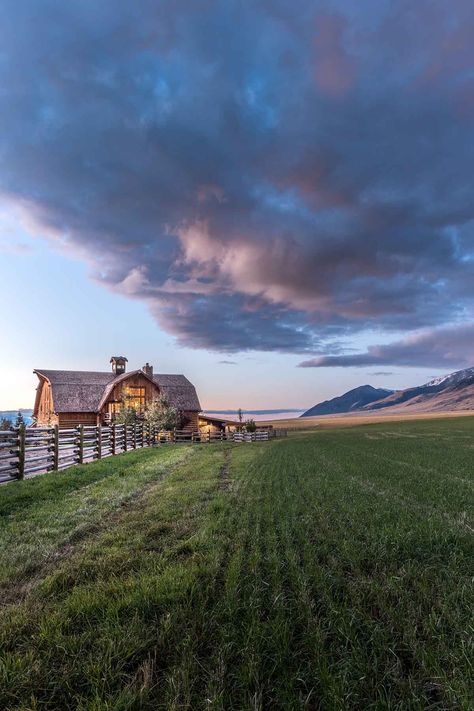 Ranch Lifestyle Aesthetic, Dream Ranch Farms, Ranch In The Mountains, Ranch Home Aesthetic, Montana Aesthetic Ranch, Ranch Astethic, Black Ranch House, Ranch House Aesthetic, Ranch Scenery