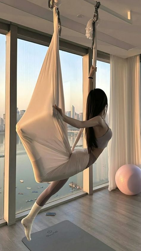 Slim Legs Workout, Flying Yoga, Yoga Aesthetic, Quick Workout Routine, Pose Yoga, Foto Tips, Aerial Yoga, Fitness Inspiration Body, Healthy Lifestyle Inspiration