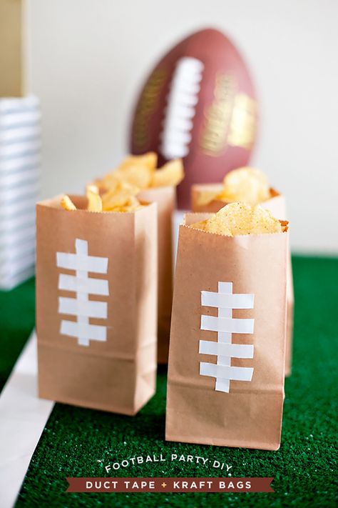 Super Bowl Party DIYs to Try Diy Football Party, Football Party Snacks, Sandwich Buffet, Soup Shooters, Sandwich Vegetarian, Game Day Ideas, Super Bowl Party Ideas, Football Super Bowl, Football Party Ideas