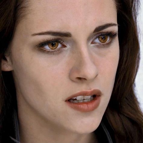 Bella Swan Vampire, Vampire Makeup Halloween, Vampire Twilight, Bella Cullen, Vampire Makeup, Twilight Breaking Dawn, Punk Makeup, Edward Bella, Twilight Film