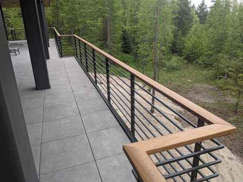 Modern Balustrade Exterior, Entry Railing Exterior, Contemporary Deck Railing, Exterior Metal Railing, Railings For Porches, Black Outdoor Railing, Black Porch Railing, Horizontal Deck Railing Ideas, Porch Balustrade