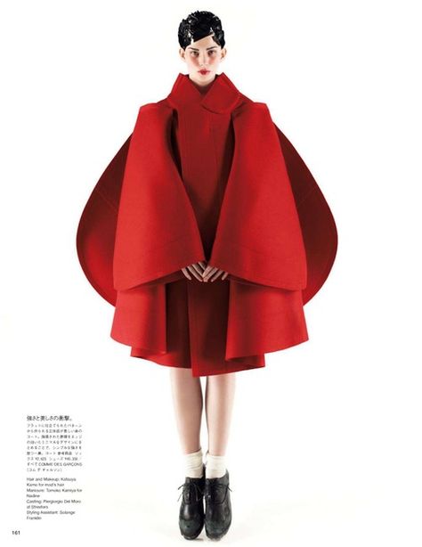 Mode Editorials, Sculptural Fashion, Red Cape, Rei Kawakubo, 3d Fashion, Vogue Japan, Red Coat, Mode Inspo, Fashion Story