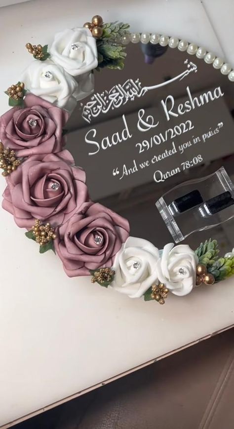 Nikah Mirror Plate, Small Stage Decoration For Engagement, Nikah Gift Ideas, Nikah Mirror, Diy Engagement Decorations, Engagement Party Photo Ideas, Duppattas Designs Ideas, Nikah Decor, خواتم خطوبة