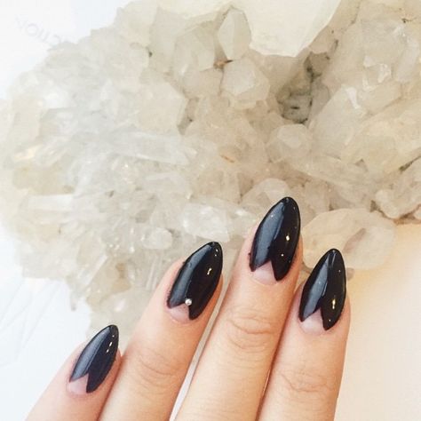 Reverse French Manicure, White Lace Nails, Gradation Nails, Black Almond Nails, Reverse French, Gucci Nails, Evil Eye Nails, Art Atelier, Vintage Nails