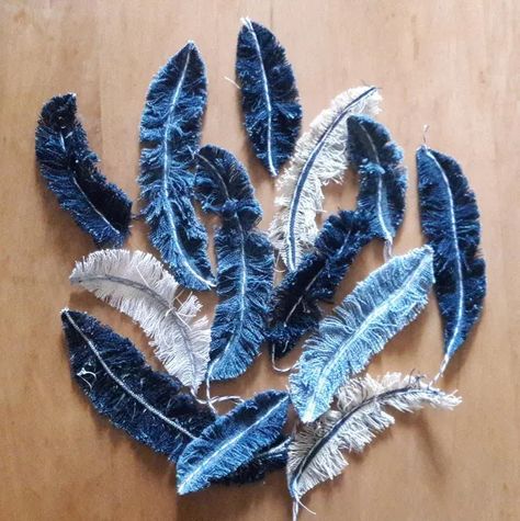 Denim feathers! Aren't these fantastic? They're really fun to make, can be used in a zillion different ways, and are a great way upcycle old denim jeans or jackets. Let's get making! Återvinna Jeans, Artisanats Denim, Recyceltes Denim, Hantverk Diy, Denim Crafts Diy, Feather Diy, Diy Jeans, Blue Jeans Crafts, Denim Jewelry