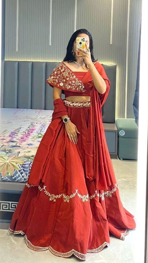 Blouse For Bridal Lehenga, Stylish Choli Designs, Lehnga Outfits Indian Fashion, Red Lehenga Blouse Designs, Wedding Choli Designs, Blouse Designs Chaniya Choli, Chaniya Designs Style, Stylish Indian Outfits Wedding Ideas, Traditional Lehenga Blouse Designs