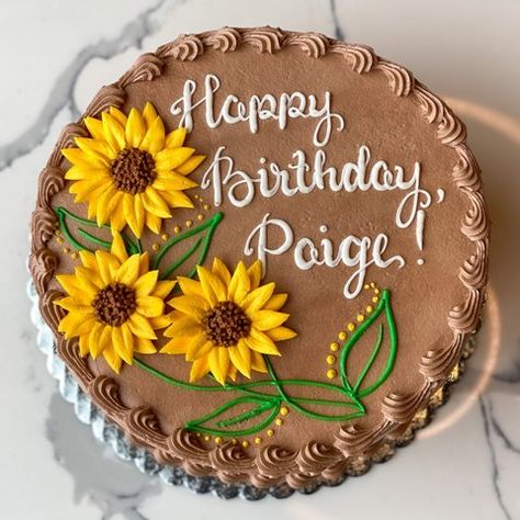 Cake Decorating Sunflowers, Chocolate Cake With Sunflowers, Sunflower Bday Cake, Sun Flower Cake Designs, Sunflower Cake Decoration, Chocolate Sunflower Cake, Sun Flower Birthday Cakes, Sunflower Decorated Cakes, Sunflower Bday Party Ideas