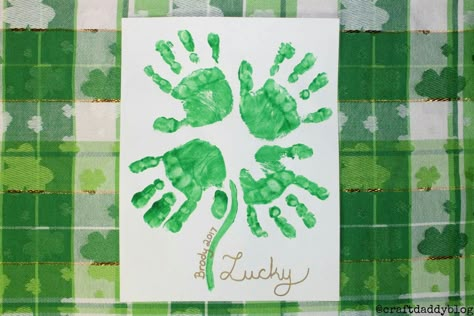 Quick and easy St. Patrick's Day four-leaf clover handprint painting. Clover Painting, Baby Footprint Crafts, St Patricks Baby, Nicu Crafts, Clover Craft, Infant Crafts, Hand Print Art, Saint Patricks Day Art, Baby Footprint Art