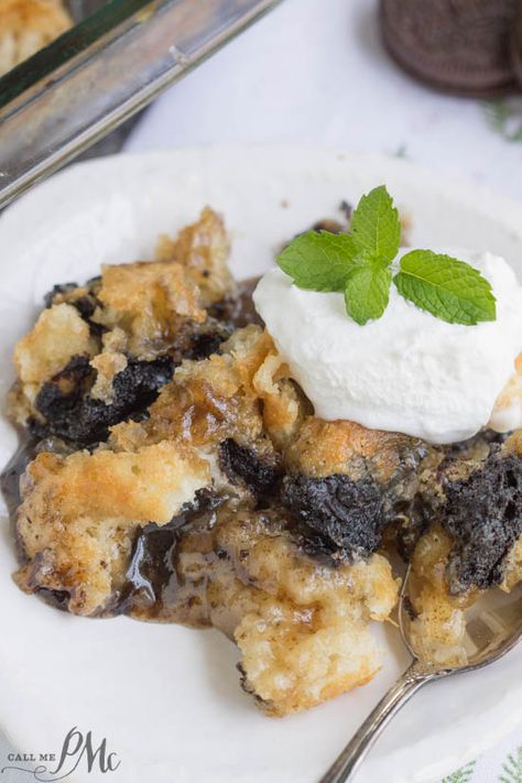 Oreo Cobbler, Dump Cobbler, Oreo Cookie Cake, Cobbler Crust, Easy Dump Cake Recipe, Crushed Oreo, Dessert Recipies, Dessert Bites, Dessert Bar Recipe