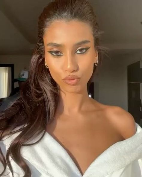 Imaan Hammam on Instagram: "Vintage Moroccan Barbie glam for the launch of @esteelauder x @sabysaschiofficial ❤️" Imaan Hammam Instagram, Imaan Hammam Hair, Imaan Hammam Aesthetic, Iman Hammam, Black Supermodels, Imaan Hammam, Moroccan Beauty, Moroccan Women, Flawless Makeup