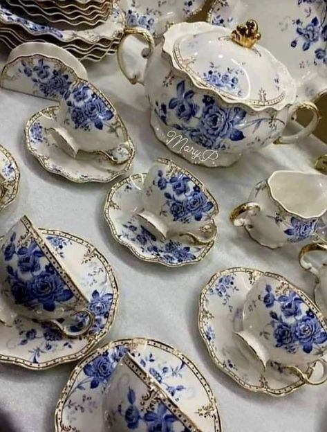 Crockery Design, Tea Cup Collection, Pretty Tea Cups, Pretty China, Antique Dishes, China Dishes, Chocolate Tea, Blue And White China, Cute Kitchen