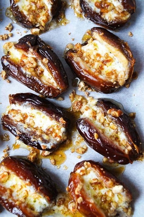 A scrumptious recipe for mascarpone stuffed dates that taste just like pecan pie but a much healthier dessert option. Not to mention, so easy! Filled Dates Dessert Recipes, Wine Party Desserts, Marscapone Stuffed Dates, Roasted Stuffed Dates, Fall Tapas, Sweet Fingerfood Desserts, Wine Tasting Snacks, Snacks For Wine, Baked Dates