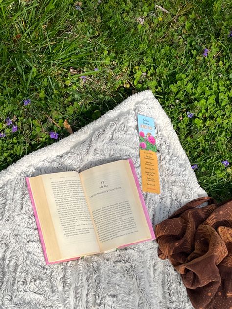 book reading books outside blanket picnic summer spring fall aesthetic nature cottagecore granola grandma soft pink green flowers grass sun Spring Fall Aesthetic, Outside Blanket, Books Outside, Reading In The Garden, Reading In The Sun, Cottagecore Books, Cottagecore Spring, Mac Backgrounds, Spring Reading