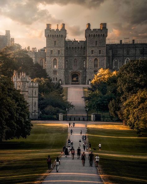 Uk Castles, Enjoy Your Evening, Cheers Photo, Castle Pictures, Castle Aesthetic, Visiting England, Europe Map, Windsor Castle, Beautiful Castles