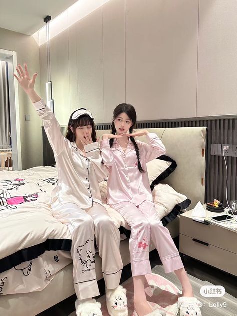 Soirée Pyjama Party, European Style Outfits, Different Body Sizes, Sleepover Outfit, Pyjamas Party, Kore Ulzzang, Friendship Photoshoot, Outfit Looks, Two Friends