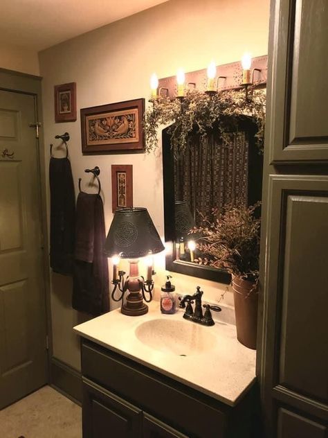 Primitive Farmhouse Bathroom, Glazing Cabinets, Gail Reeder, Colonial Bathroom, Primitive Bathroom Decor, Color Bathroom Design, Farmhouse Bathrooms, Primitive Bathroom, Colonial Decorating