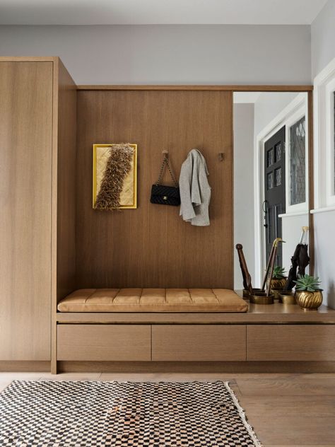 Potts Point by Flack Studio | Australian Interiors | est living Flack Studio, Vstupná Hala, Bench Mudroom, Mudroom Design, Bench Diy, Foyer Design, Home Entrance Decor, Mudroom Bench, Entrance Decor