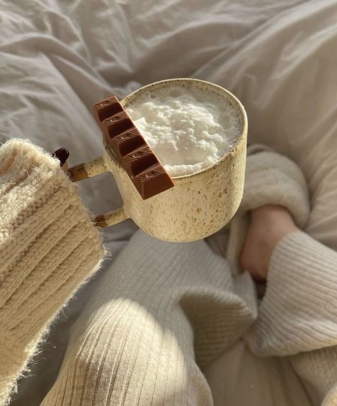 Christmas Feeling, Cozy Aesthetic, Aesthetic Coffee, Beige Aesthetic, Coffee Cozy, Coffee And Books, Christmas Mood, Autumn Cozy, Winter Aesthetic