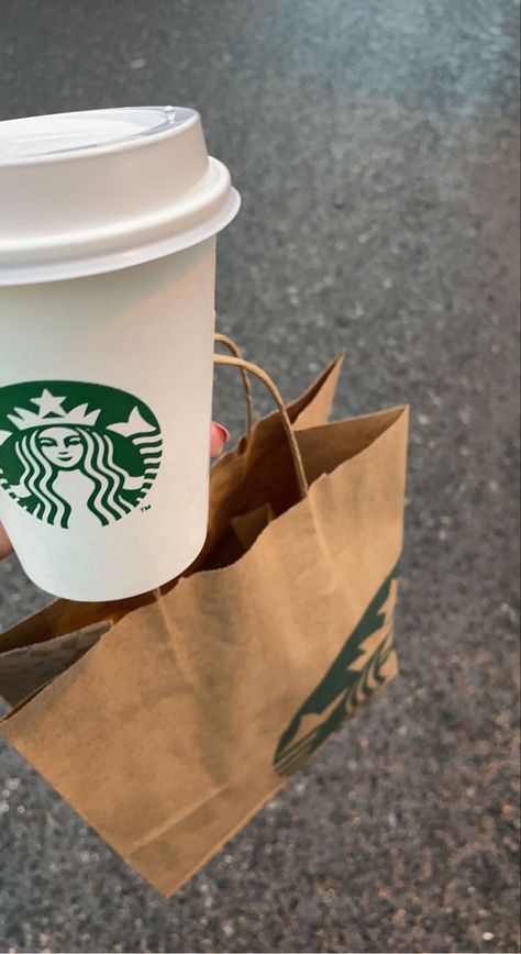 Cofee Astethic Snap, Cafe Starbucks Aesthetic, Starbucks Photo, Starbucks Story, Magnus Lacrontte, Starbucks Wallpaper, Starbucks Aesthetic, Lay Photo, Real Coffee