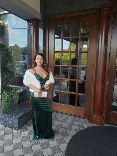 Beautiful Emerald Green Dress, with Faux Shaul , Rose Gold Jewlery/accessories for a Wonderful Gala Emerald Dress With Gold Accessories, Green Dress Gold Accessories, Green Dress With Gold Accessories, Forest Green Prom Dress, Jade Green Dress, Emerald Green Satin Dress, Satin Dress Outfit, Gala Attire, Wedding Decisions