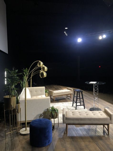 Panelist Stage Design, Stage Setup Design, Living Room Stage Set Design, House Stage Design, Sanctuary Decor Church Stage Design, Tv Studio Set Design Ideas, Talkshow Set Design, Livestream Setup, Small Stage Design