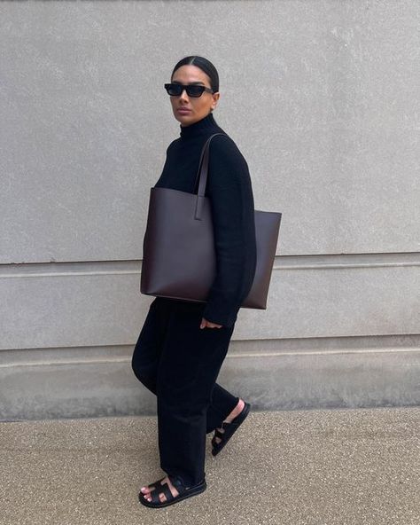 Everlane on Instagram: "@charlotteemilysanders road tested our new Day Market Tote prototype, made from a ‘leather’ alternative crafted to feel like leather but with a lower environmental impact." Minimalist Work Outfit, Work Outfit Inspiration, Women Street, Market Tote, Environmental Impact, Comfy Outfits, New Day, Leather Backpack, Work Outfit